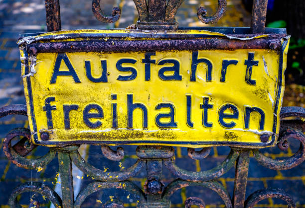 нет знака парковки в германии - перевод: держите выезд чистым - ausfahrt стоковые фото и изображения