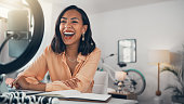 social-media-und-business-influencer-streamen-live-tutorials-lachen-und-sprechen-mit-ihren.jpg?b=1&s=170x170&k=20&c=Qd1PzhHbXZwvyCwv3TMRgJuOa-m6K_V_pQuvGo_APkI=