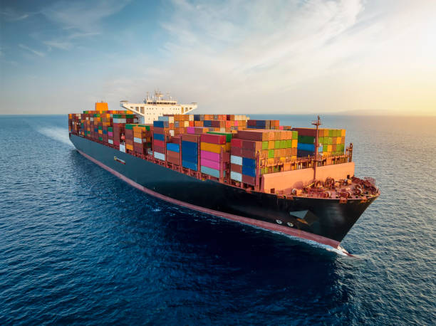 vista aerea di una grande nave da carico container in movimento - blue bulk business cargo container foto e immagini stock