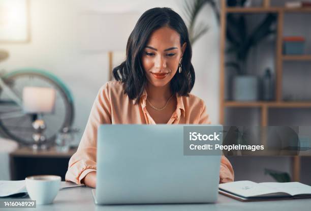 온라인으로 노트북을 작업하고 이메일을 확인하고 직장에서 혼자 사무실에 앉아있는 동안 인터넷에서 계획을 세우는 여성 비즈니스 여성 기업 전문가 또는 관리자 인터넷 검색 사람들에 대한 스톡 사진 및 기타 이미지