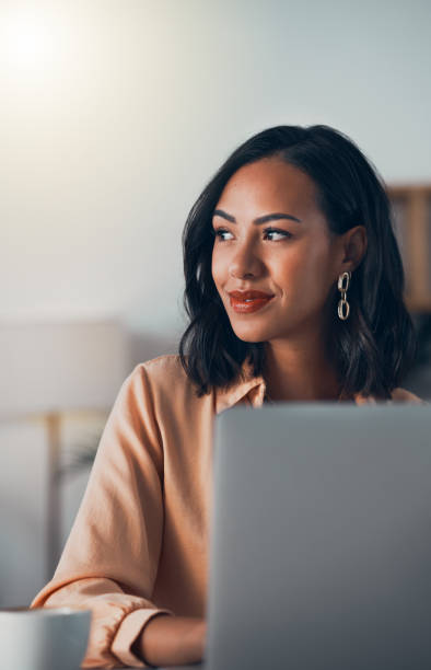 pensando mulher de negócios, freelancer e empreendedor trabalhando longe de casa no laptop com estratégia, visão e missão de crescimento na mentalidade. ideias de planejamento de blogueiros atenciosos e pesquisas online - decisions women one woman only adult - fotografias e filmes do acervo