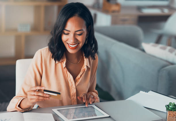 comprar para la compra en línea con tarjeta de crédito y tableta, comprar productos para la casa y realizar el pago con tecnología. mujer sonriente y alegre con tarjeta de débito para la banca, el presupuesto y las facturas - banca electrónica fotografías e imágenes de stock