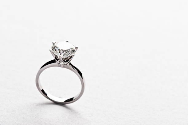 solitaire diamond ring - ring wedding ring gold jewelry imagens e fotografias de stock