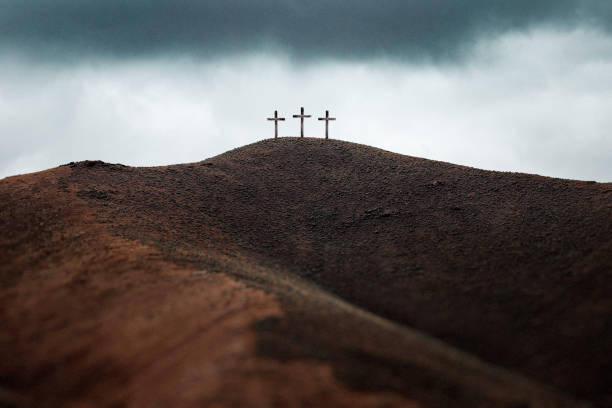 trzy krzyże na ciemnym wzgórzu - cross cross shape wood crucifix zdjęcia i obrazy z banku zdjęć