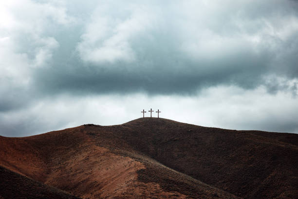 trzy krzyże na ciemnym wzgórzu - god cross cross shape the crucifixion zdjęcia i obrazy z banku zdjęć