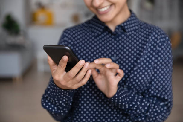 da vicino spuntava giovane donna indiana usando il cellulare. - women dependency business time foto e immagini stock