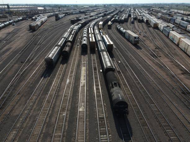 vista aérea del patio ferroviario - shunting yard freight train cargo container railroad track fotografías e imágenes de stock