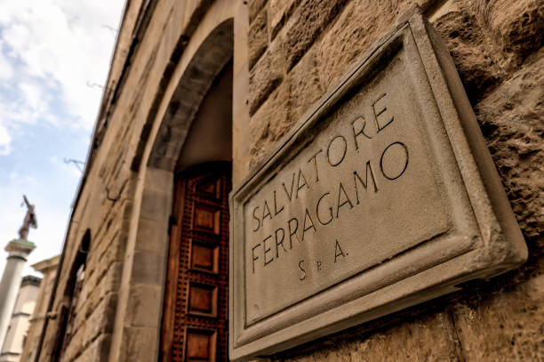 штаб-квартира производителя предметов роскоши ferragamo в палаццо спини ферони во флоренции, италия - ferragamo стоковые фото и изображения