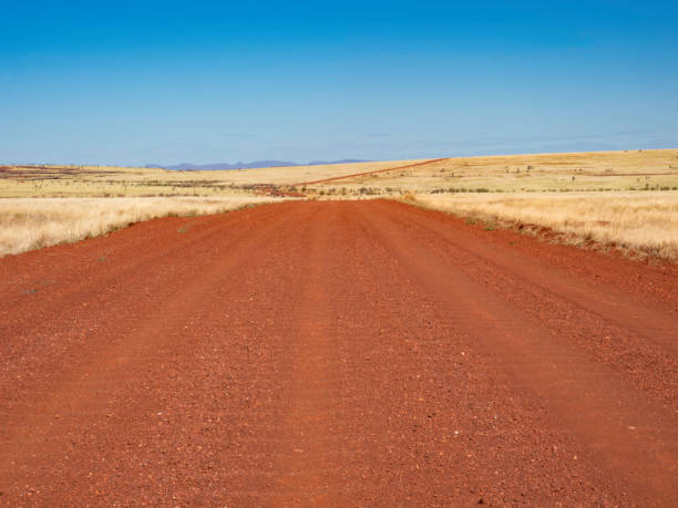 красные грунтовые дороги - country road australia road corrugated cardboard стоковые фото и изображения