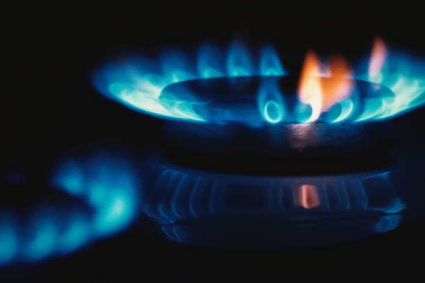 gasflamme, herd blau orange feuer im dunkeln, kopierraum - natural gas gas burner flame stock-fotos und bilder