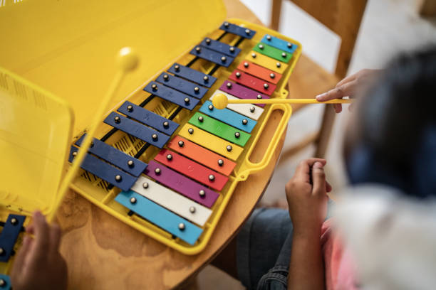 学校の教室で楽器を演奏する生徒のクローズアップ - piano keyboard instrument one person piano key ストックフォトと画像