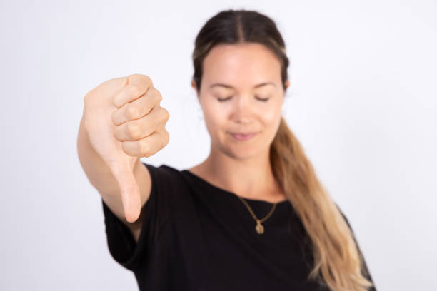 primer plano de una mujer mediana adulta que muestra el pulgar hacia abajo - businesswoman black african descent studio shot fotografías e imágenes de stock