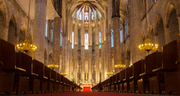 nave central de la basílica gótica de santa maría del mar, barcelona - spaciousness fotografías e imágenes de stock