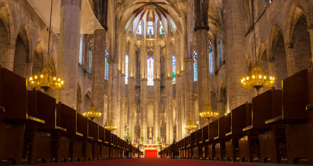 nef centrale de la basilique gothique de santa maria del mar, barcelone - spaciousness photos et images de collection