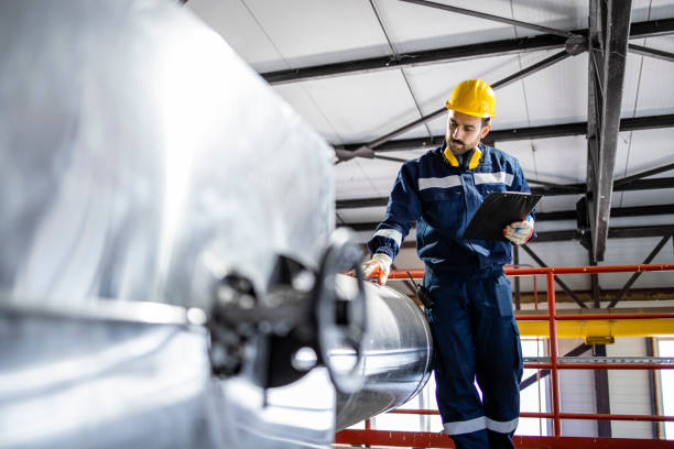 supervisor de inspección de tuberías en planta de energía de calefacción. - boiler power station gas boiler industrial boiler fotografías e imágenes de stock