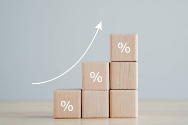 concetto di finanziamento dei tassi d'interesse e tassi ipotecari. blocchi di legno con segno percentuale e aumento della freccia verso l'alto, crescita finanziaria, aumento del tasso di interesse, inflazione, prezzo di vendita e concetto di aumento delle  - tasso di interesse foto e immagini stock