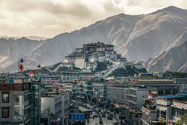 palacio de potala - lhasa fotografías e imágenes de stock