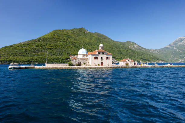 our lady of the rocks und saint george islands im fjord auf dem weg nach kotor, montenegro - gospa od škrpjela stock-fotos und bilder