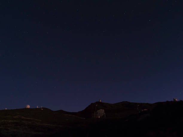 night astrophotography, sky with stars at roque de los muchachos with telescopes of astronomical observatory, la palma, canary islands, spain - astrophysic imagens e fotografias de stock