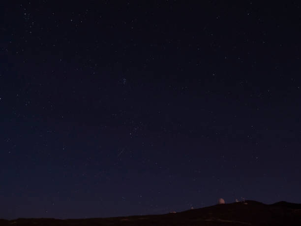 astrofotografia notturna, cielo con stelle a roque de los muchachos con telescopi di osservatorio astronomico, la palma, isole canarie, spagna - astrophysic foto e immagini stock