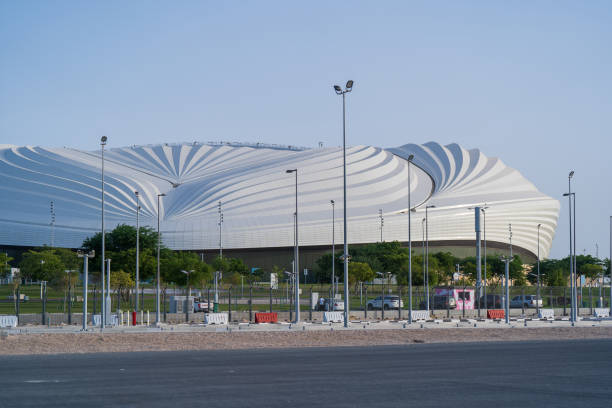 el estadio al janoub en al wakrah es el segundo entre los ocho estadios para la copa mundial de la fifa 2022 en qatar, después de la renovación del estadio internacional khalifa. - fifa world cup fotografías e imágenes de stock