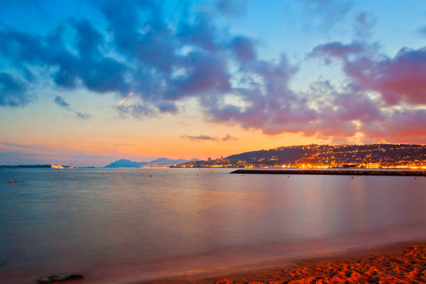 berühmter strand in cannes, côte d'azur, frankreich - cannes french riviera france beach stock-fotos und bilder