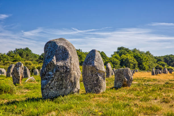 die berühmten menhire in carnac bei sunlight - bretagne stock-fotos und bilder