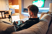 mann-der-auf-der-couch-arbeitet-und-fernsieht.jpg?b=1&s=170x170&k=20&c=YOA7-F_kH18R7hcCq9mPGmrtZoxwPI3BHqt_WiFehfI=