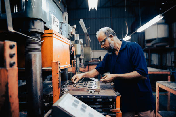 bediener von industriemaschinen - rubber stock-fotos und bilder