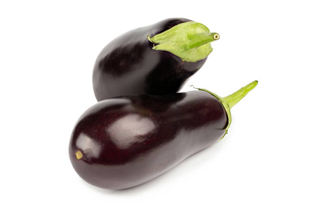 aubergine ou aubergine isolée sur fond blanc. profondeur de champ totale. - eggplant vegetable food close up photos et images de collection