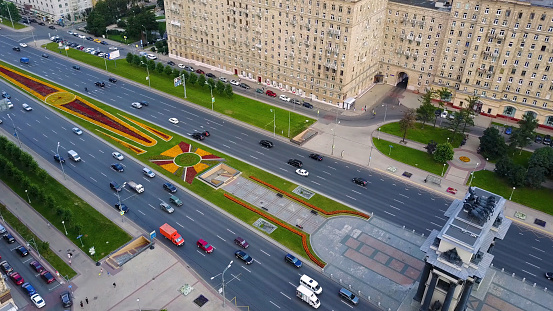 Aerial view on Triumphal Arch, Victory Park in Moscow. Along triumphal arch on Kutuzov avenue moving cars and pedestrians 4K