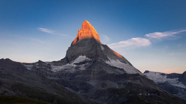 orange glowing matterhorn peak zermatt matterhorn sonnenaufgang schweiz - sunrise european alps mountain alpenglow stock-fotos und bilder