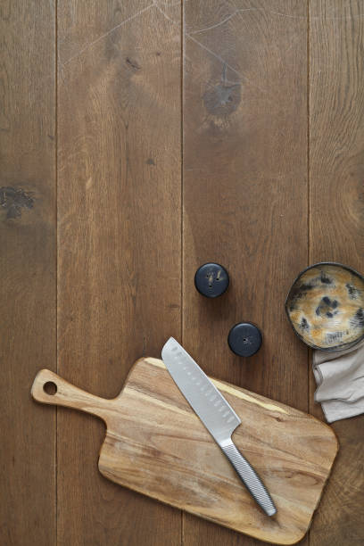 cuchillo de cocina y tabla de cortar vacía sobre una mesa rústica de madera marrón - salt domestic kitchen bowl sparse fotografías e imágenes de stock