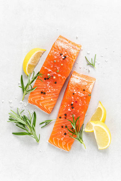 lachs. frisches rohes lachsfischfilet auf weißem hintergrund - salmon stock-fotos und bilder