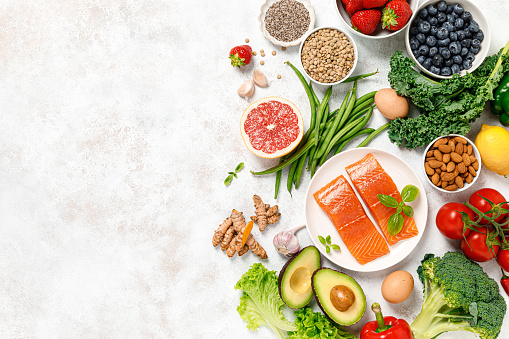 Alimentación saludable. Antecedentes de alimentación saludable. Salmón, fruta, verdura y bayas. Superalimento photo