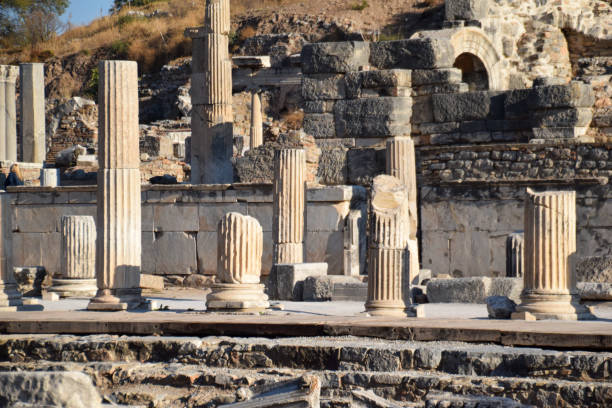 koloumns von ephesus - artemis tempel gerasa stock-fotos und bilder