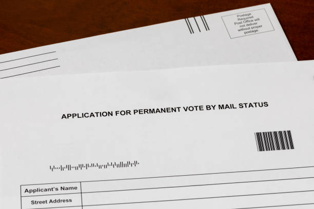 voto permanente assente per corrispondenza modulo di domanda. frode elettorale, sicurezza e diritto di voto. - tampering foto e immagini stock