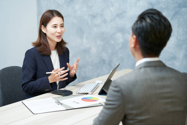 business-frau, dass die präsentation - japaner stock-fotos und bilder