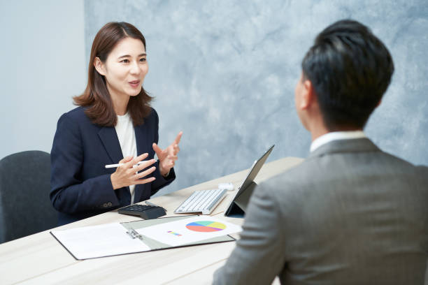 ��ビジネスの女性を提示する - 日本人 ストックフォトと画像