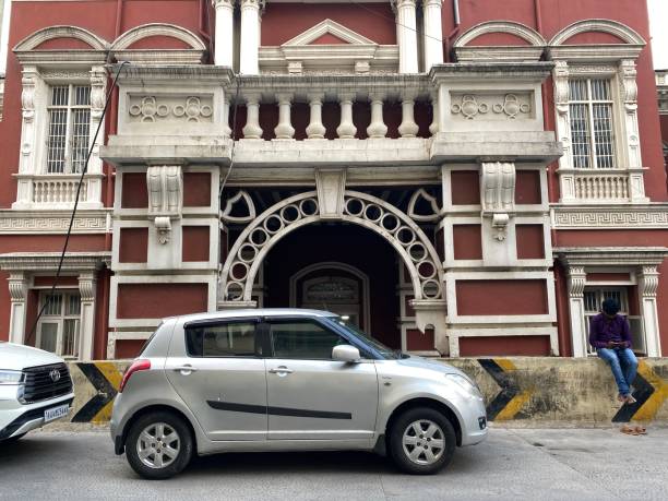 pojazd zaparkowany przed budynkiem mayo hall w bangalore - bangalore karnataka india famous place zdjęcia i obrazy z banku zdjęć