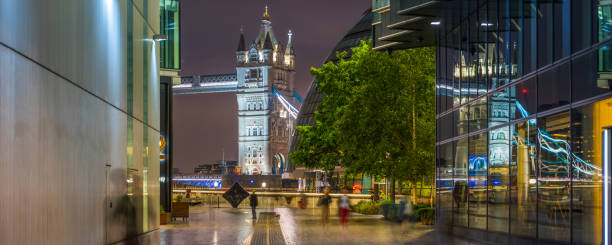 plus de tower bridge historique de londres entre des bureaux modernes panorama nocturne - more london photos et images de collection