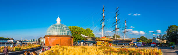 londres maritime greenwich pessoas relaxando ao lado de cutty sark panorama - the cutty sark - fotografias e filmes do acervo