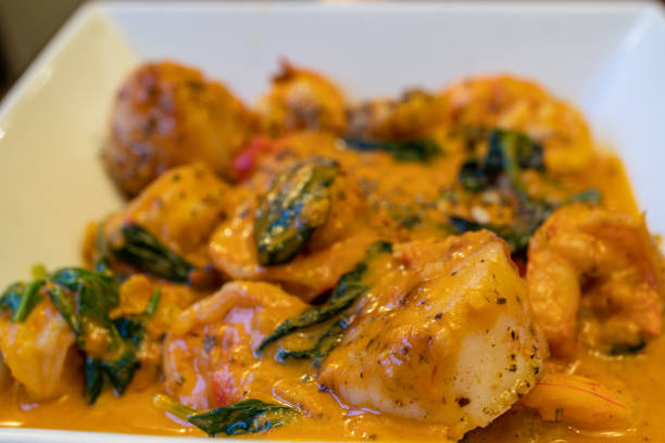 креветки и grits - grits prepared shrimp restaurant food стоковые фото и изображения