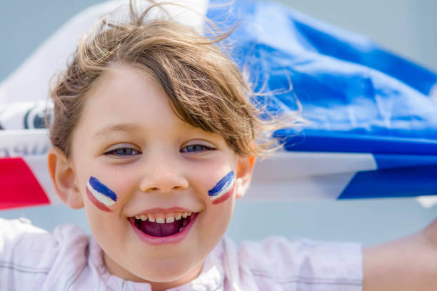 国旗とトリコロールメイクでフランスを支える美しい少女 - スポーツ選手権 ストックフォトと画像