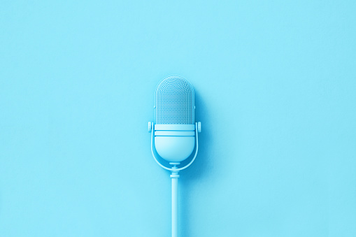 Micrófono azul sobre fondo azul photo