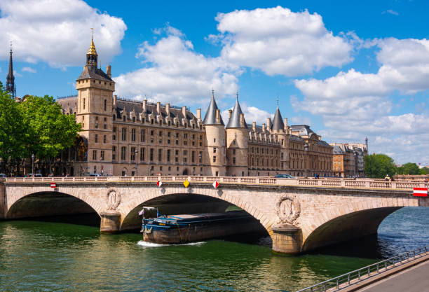 o pont neuf é, na verdade, a ponte mais antiga de paris ao longo do rio sena. - paris france panoramic seine river bridge - fotografias e filmes do acervo