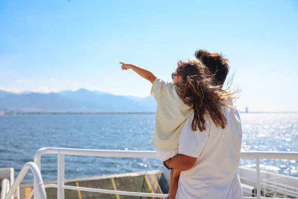 niña viajando en barco con su padre y luciendo gaviota - barco de pasajeros fotografías e imágenes de stock