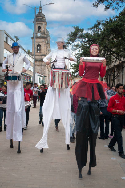 young adults dancing on stilts in a parade - traditional festival juggling women performer imagens e fotografias de stock