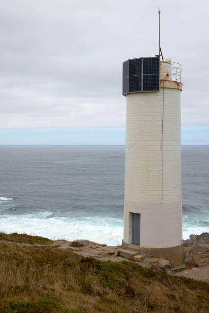 leuchtturm am kap laxe. - atlantic coast flash stock-fotos und bilder