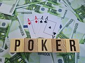 poker-vier-asse-auf-einem-haufen-euro-ge